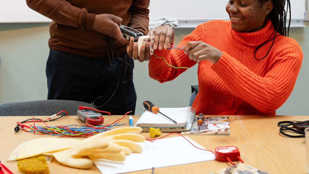 Image d'une formation en habilitation électrique. Les stagiaires manipulent les outils électrique.