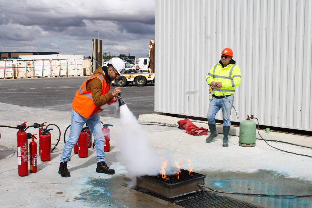 Image représentant une formation incendie et manipulation d'extincteur - SP Enseignement, organisme de formation sécurité 'île-de-France